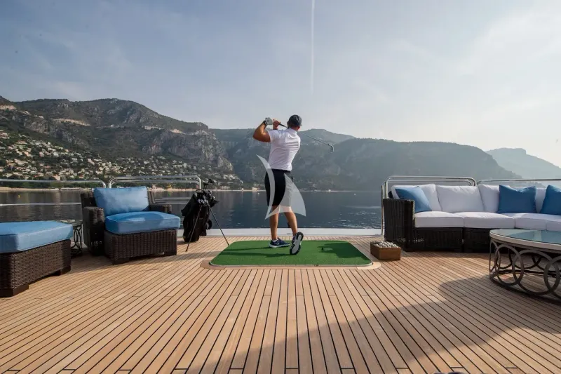 LUCKY LADY - exterior 2