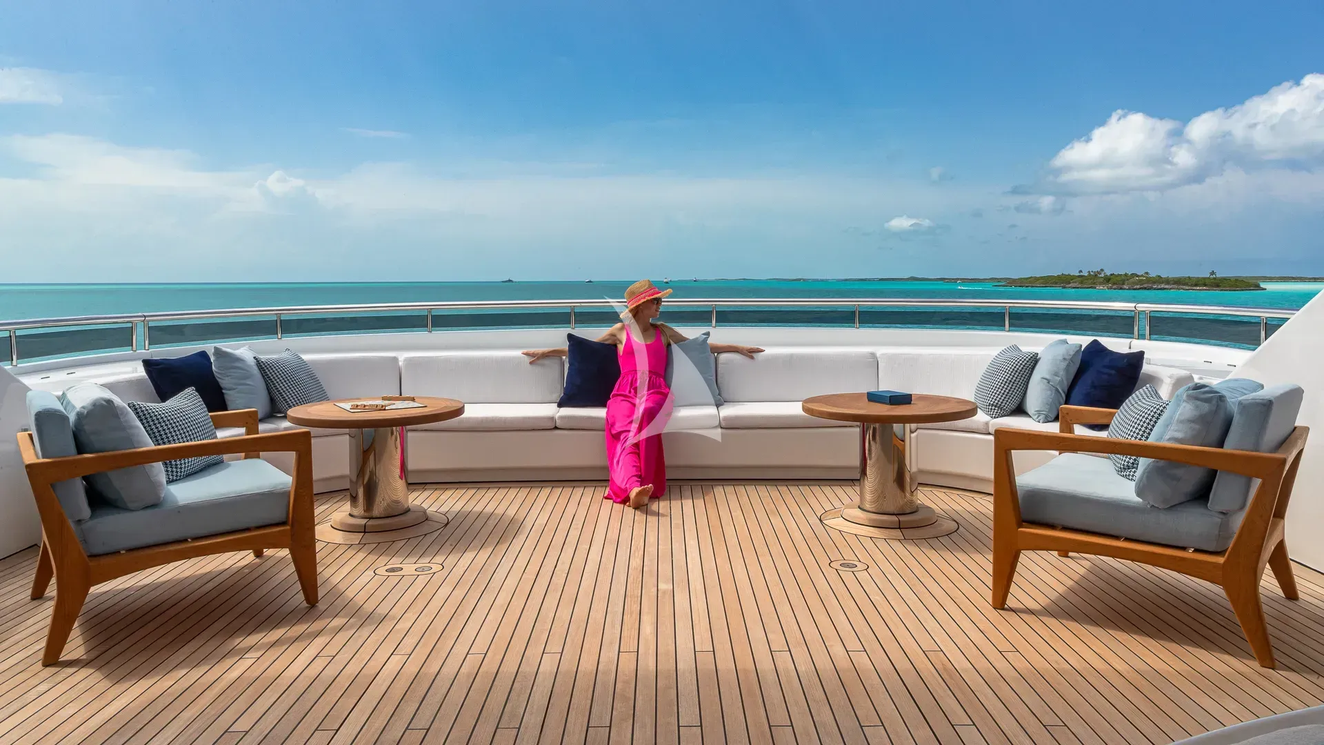 REVERIE yacht photo