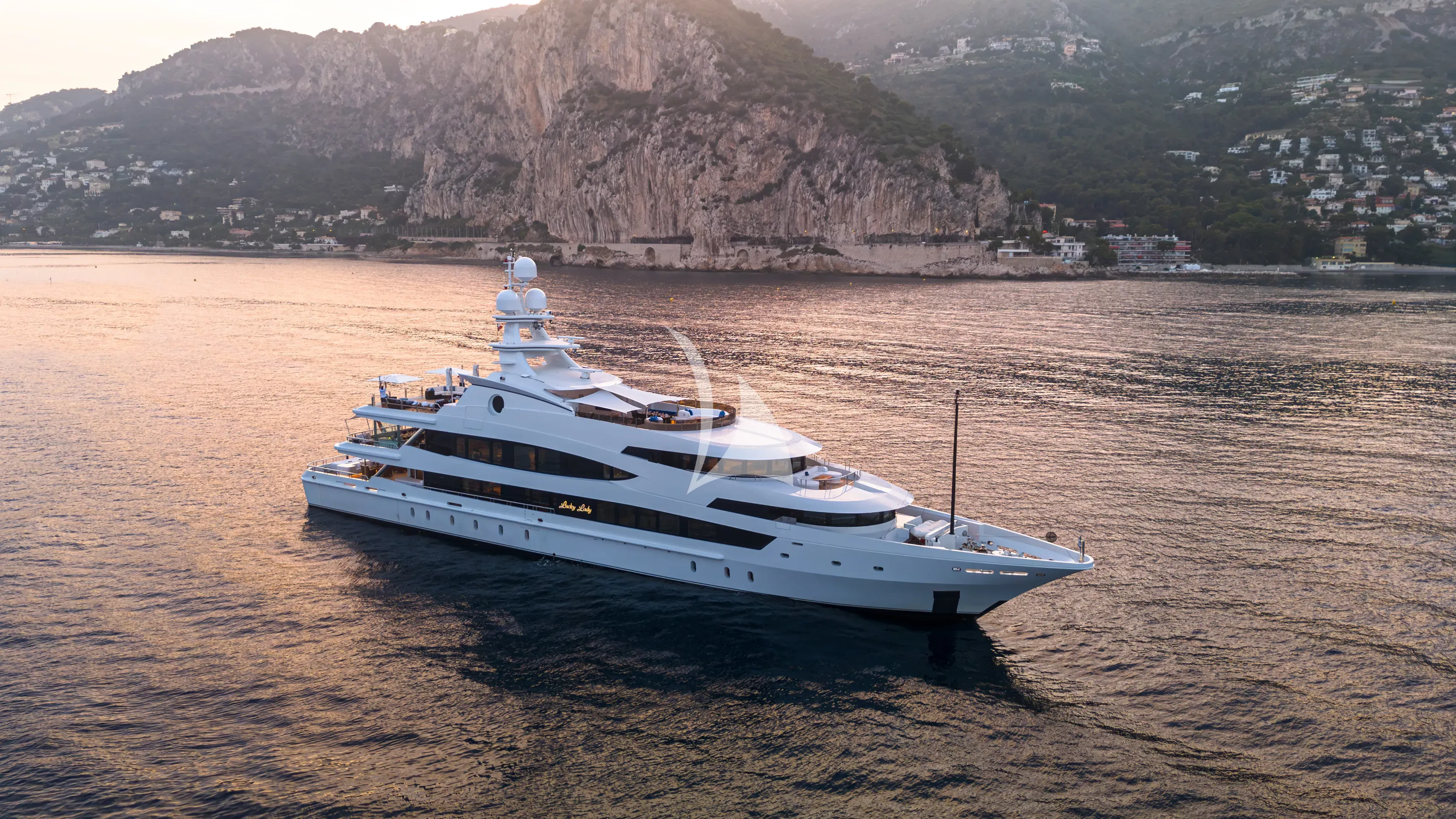 LUCKY LADY - exterior 1