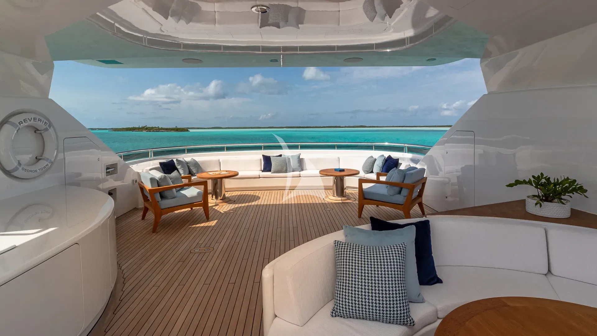 REVERIE yacht photo