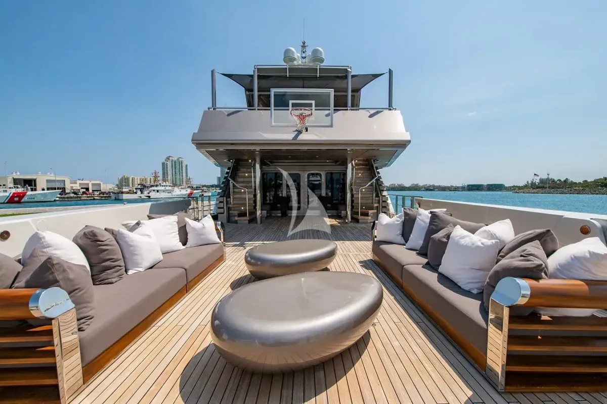 MIZU yacht photo