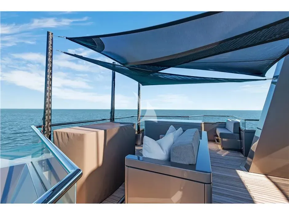 MIZU yacht photo