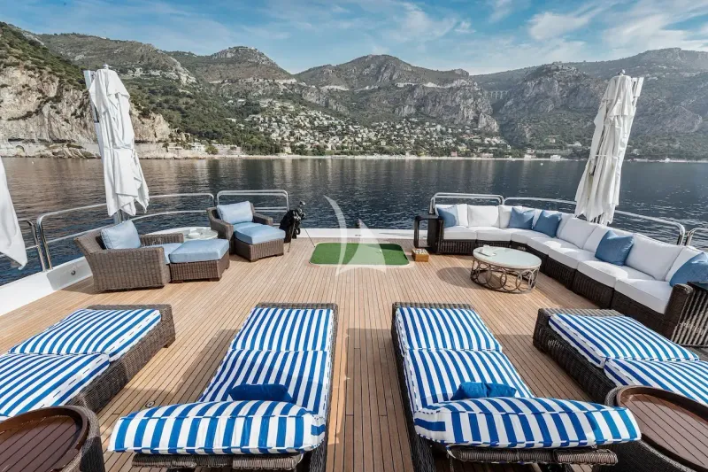 LUCKY LADY - exterior 3