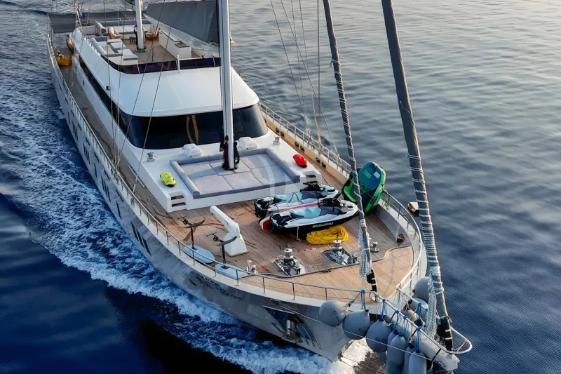 De Love yacht photo