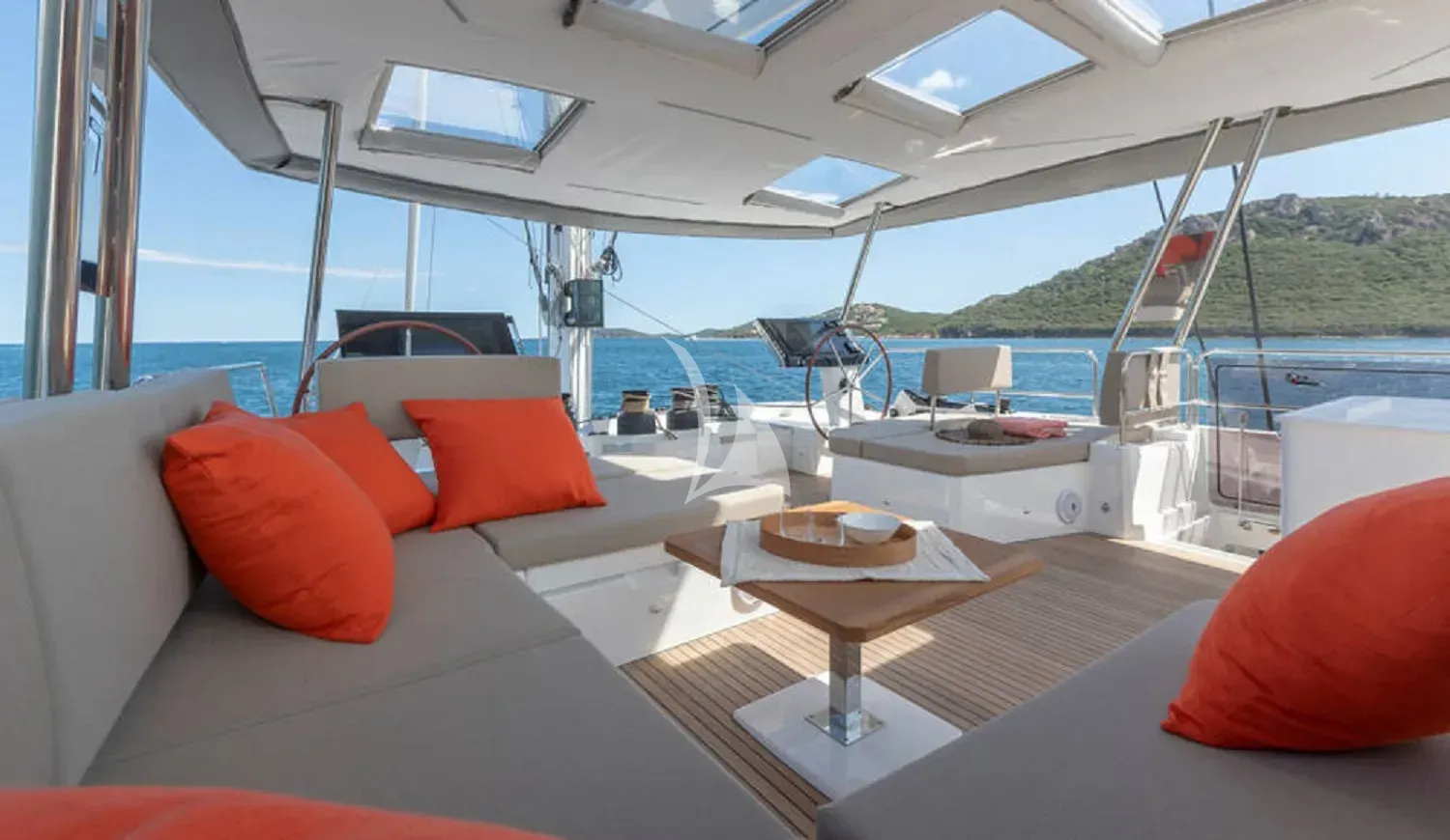 LOOMA yacht photo
