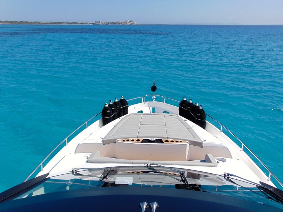 Glasax yacht bow view