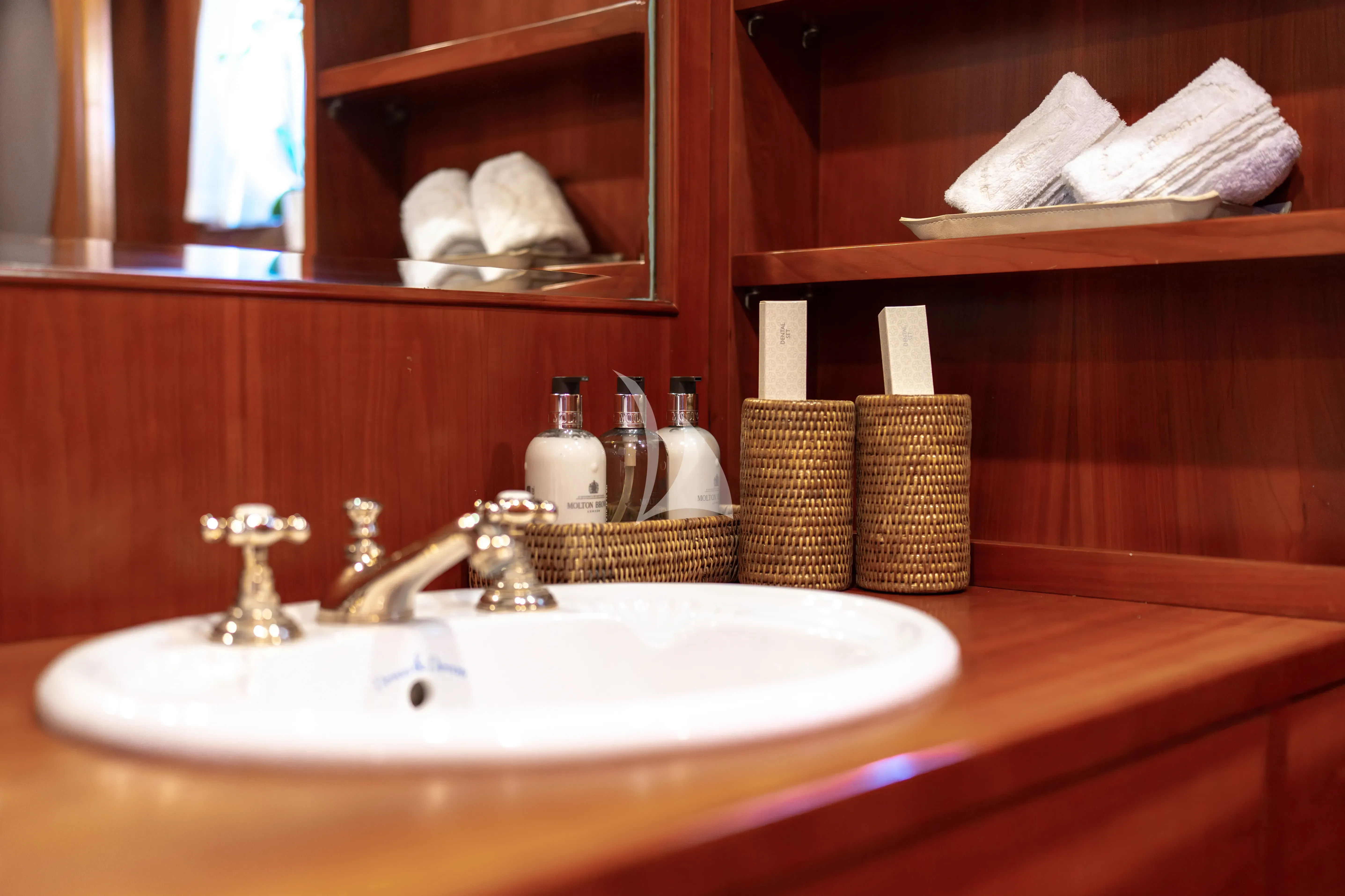 OVER THE RAINBOW OF LONDON - interior 6