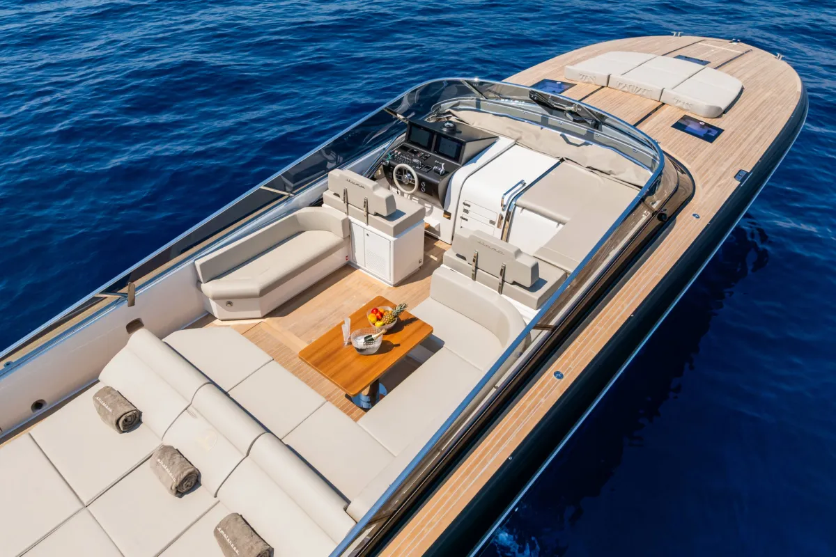 Amaterasu Itama yacht cruising