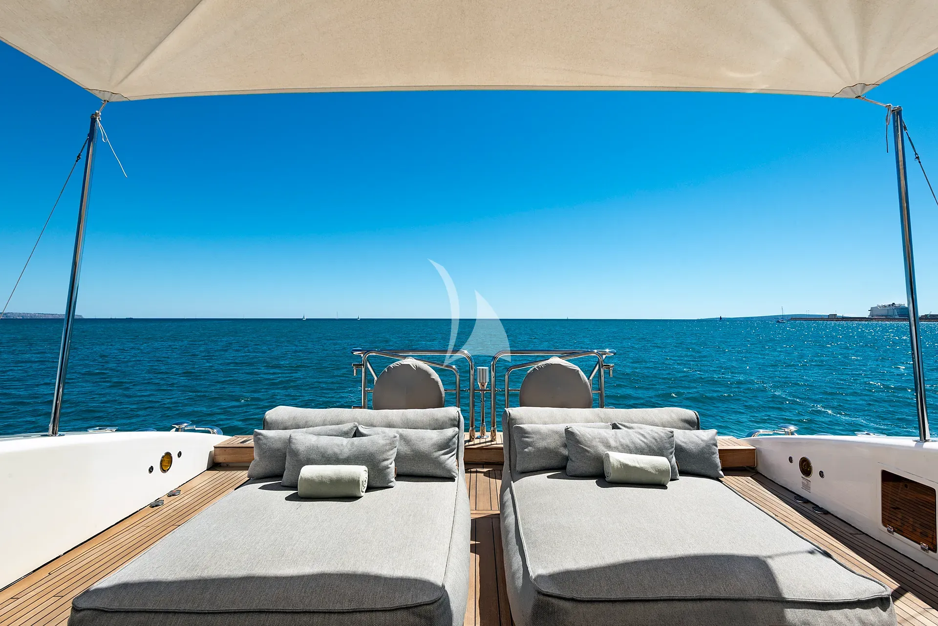 MRS GREY - exterior 3