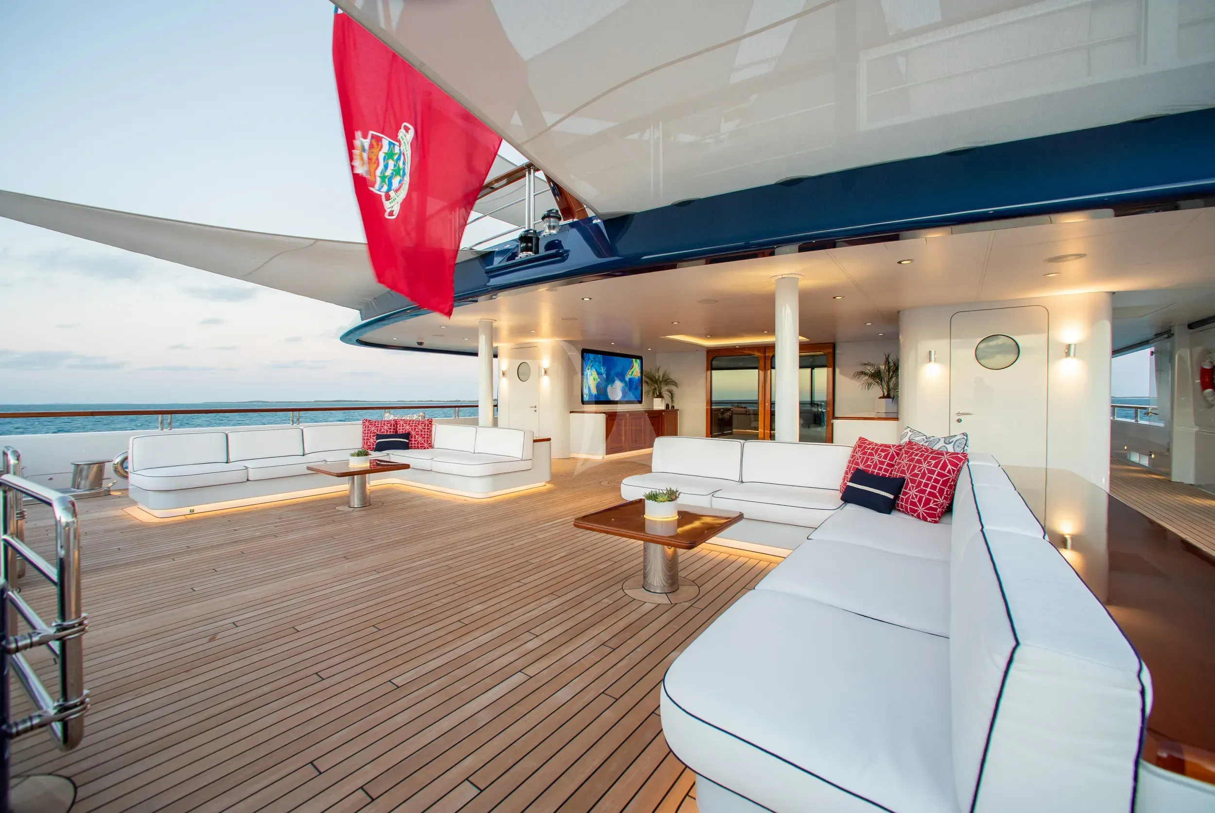 HUNTRESS yacht photo