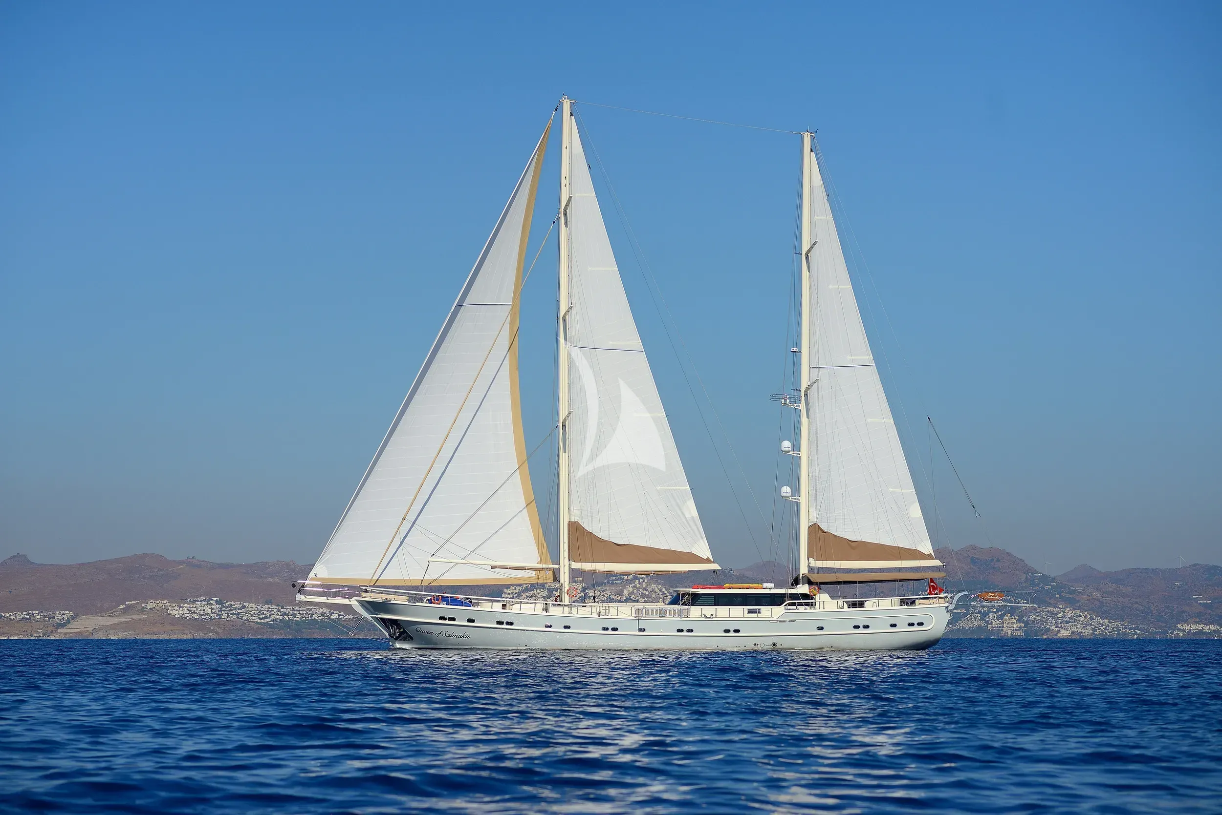 QUEEN OF SALMAKIS luxury yacht