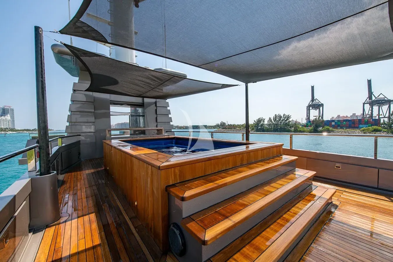 MIZU yacht photo
